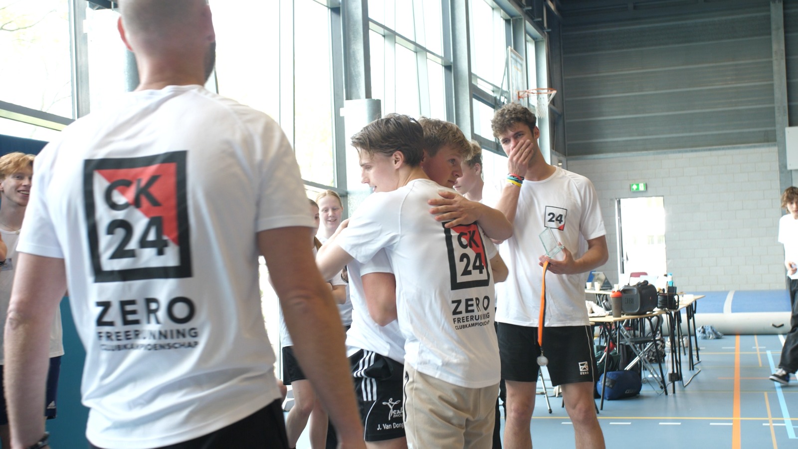 ZERO-sporters feliciteren elkaar na een prestatie